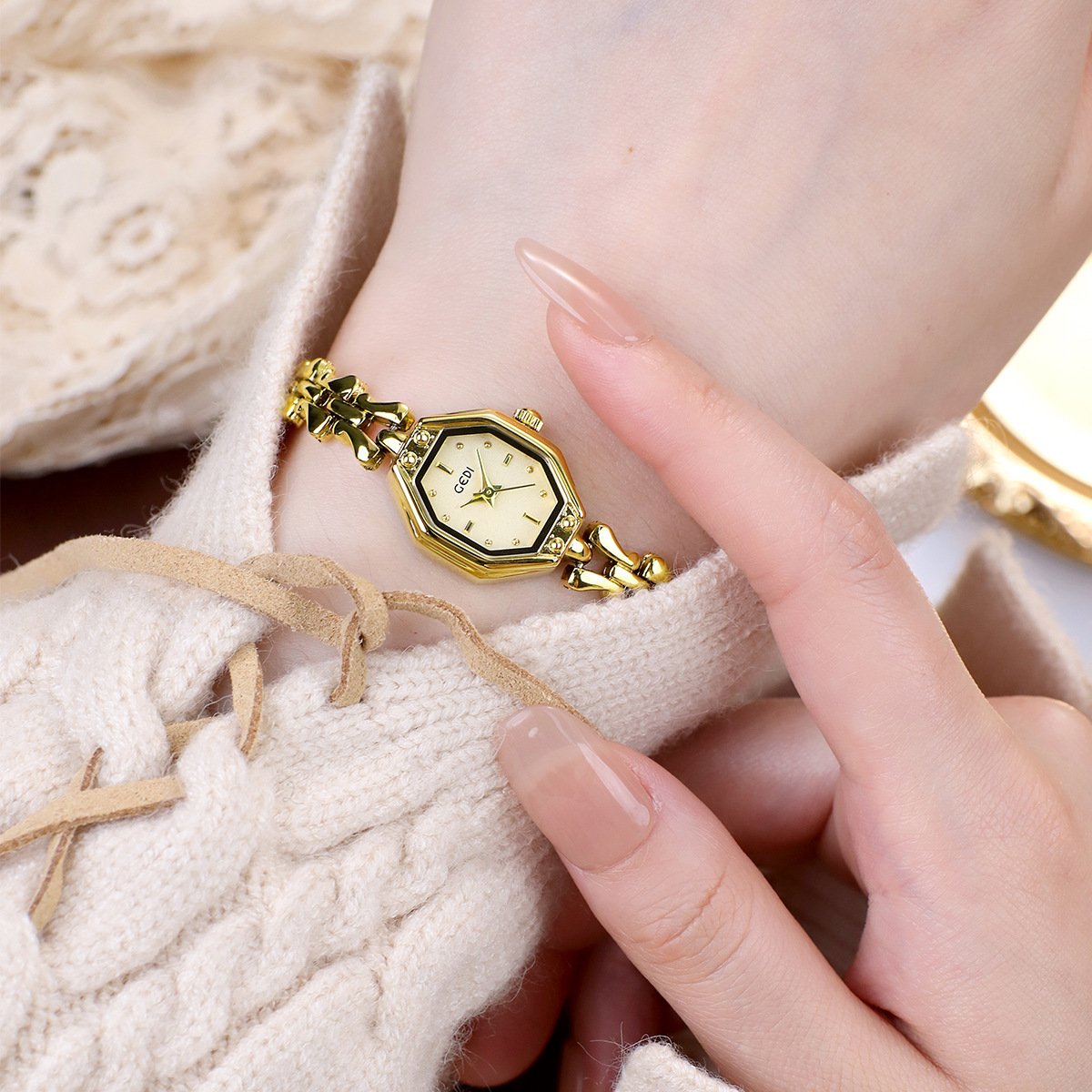 Luxury Retro Octagonal Women's Quartz Watch - Image 3